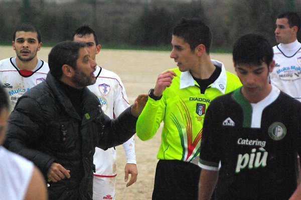 Franco Giordano discute con l'arbitro alla fine del primo tempo